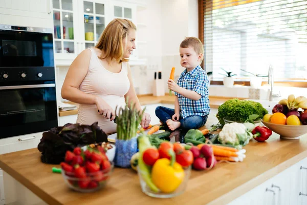 Anne ve çocuk yemek hazırlama
