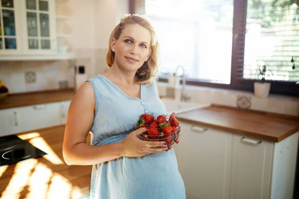 Mujer embarazada comiendo fresas —  Fotos de Stock