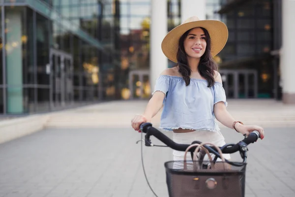 Mujer disfrutando de tiempo en bicicleta — Foto de Stock