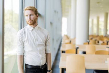 pencerenin kenarında duran işadamı