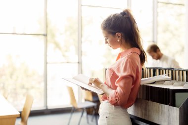 Kitap okuyan güzel bir kadın. 