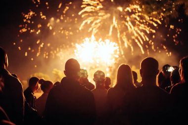 Kalabalık havai fişek izlerken