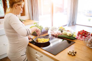 Mutfak adada yemek hazırlama kadın