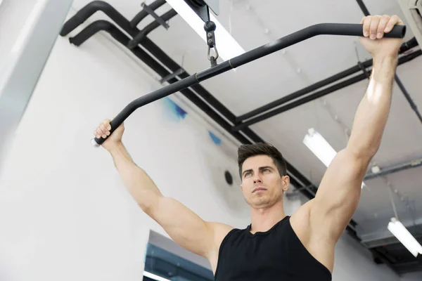 Allenamento uomo in palestra — Foto Stock