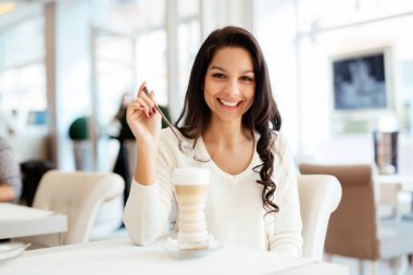 Kahve içen güzel kadın.