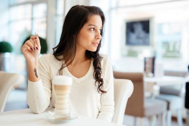 genç esmer içme kahve