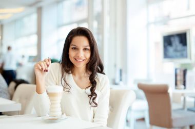 Kahve içen güzel kadın.