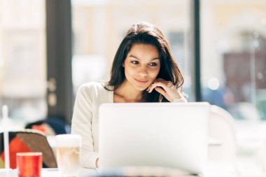 Kafede dizüstü kullanarak esmer