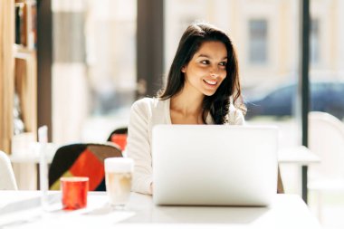 Güzel esmer defter kullanma