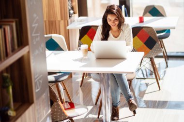 dizüstü bilgisayarda eğitim esmer