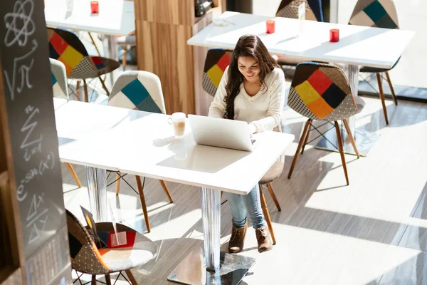 Kafede dizüstü kullanarak esmer