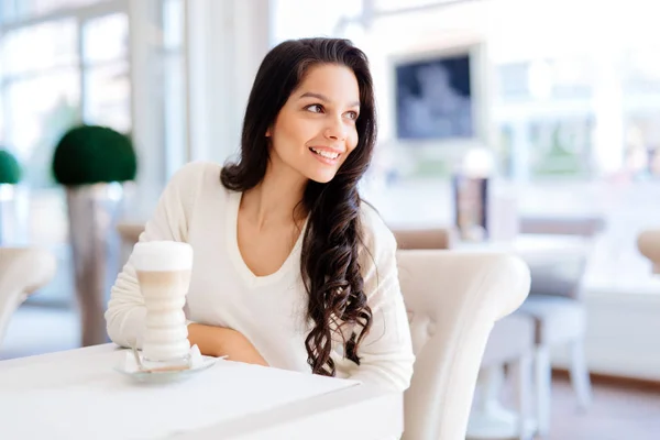 Bella giovane bruna in caffè — Foto Stock