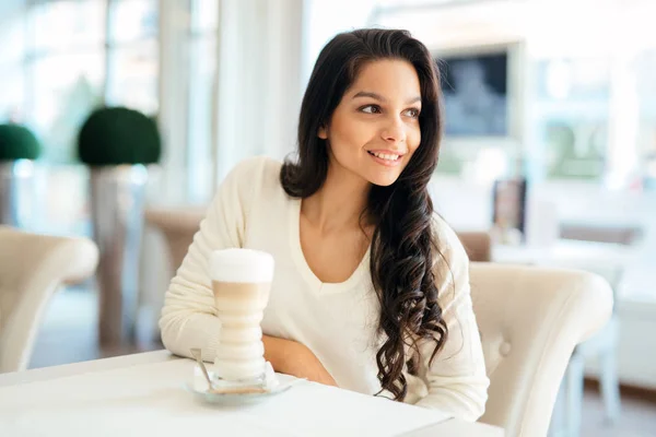 Glamorous lady drinking coffee — Stock Photo, Image