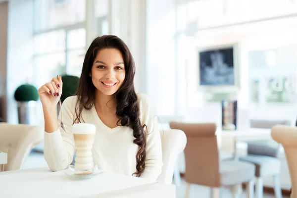 Glamorosa dama bebiendo café — Foto de Stock