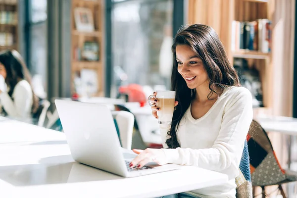 Esmer eğitim ve kahve keyfini