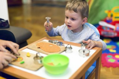 ile oyun oynayan çocuk 