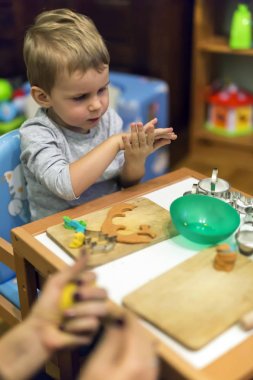 ile oyun oynayan çocuk 