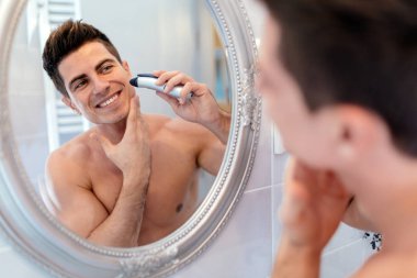 Tıraş mutlu yakışıklı adam