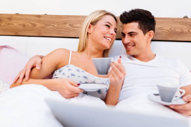 Çift yatakta kahve içme