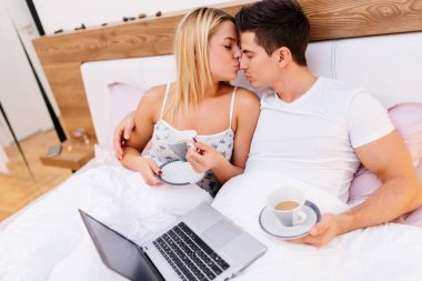 Çift yatakta sabah kahve içme