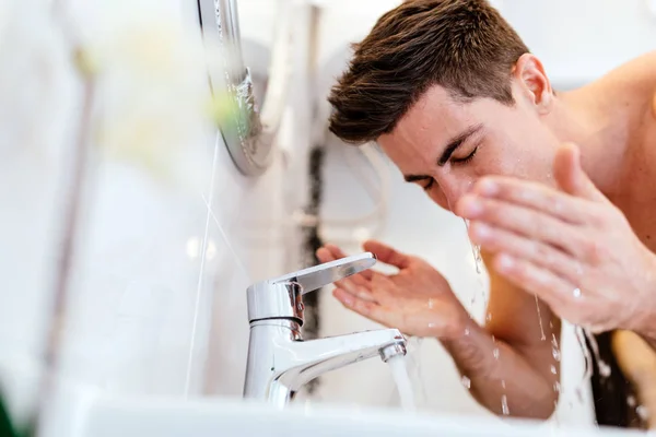 Knappe man wassen gezicht — Stockfoto
