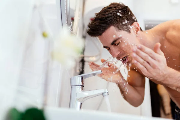 Hombre guapo lavando la cara — Foto de Stock