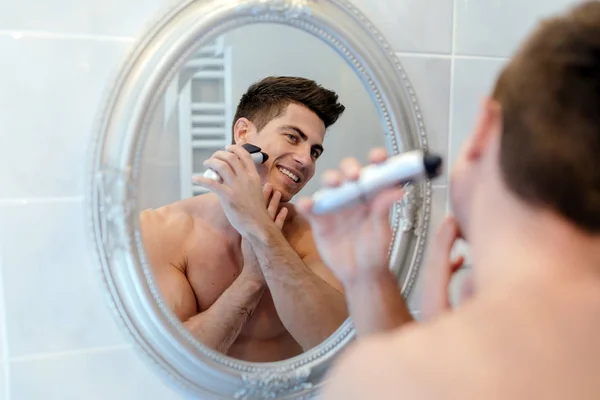 バスルームでひげを剃ってハンサムな男 — ストック写真