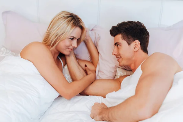 Pareja enamorada acostada en la cama — Foto de Stock