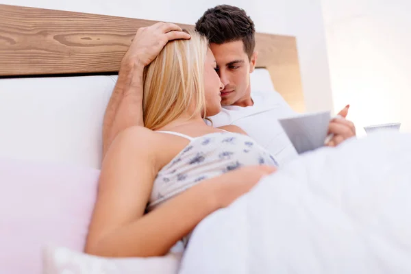 Couple amoureux couché sur le lit — Photo