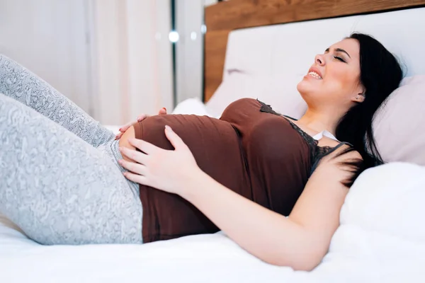 Gravid kvinna i smärta — Stockfoto