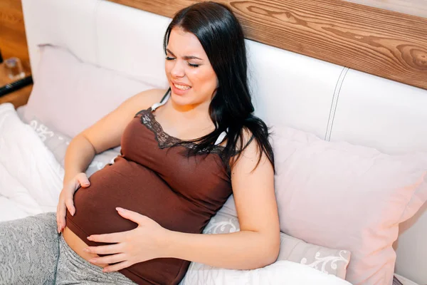 Беременная женщина в боли — стоковое фото