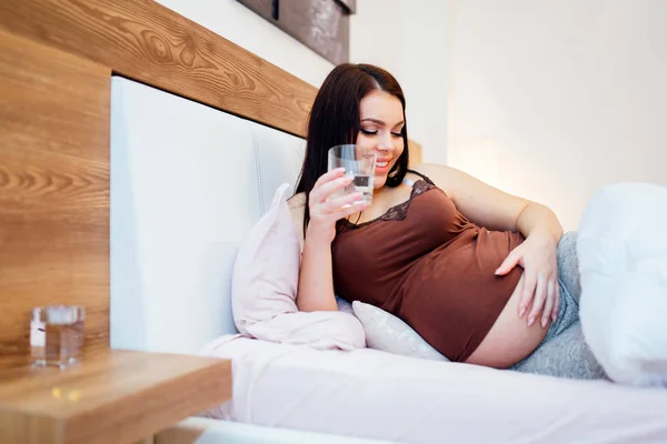 Mujer embarazada manteniéndose hidratada — Foto de Stock