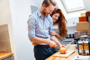 Çift birlikte mutfakta