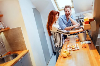 Çift birlikte mutfakta