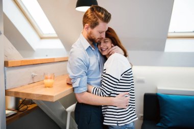 Mutfakta kucaklaşan çift.