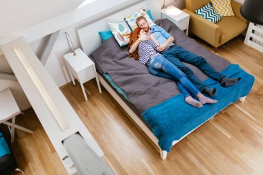 Güzel çift yatakta dinleniyor