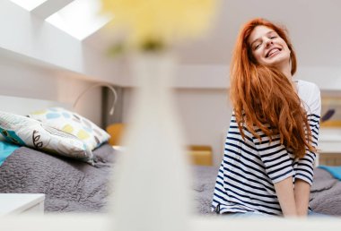  Güzel kızıl kadın