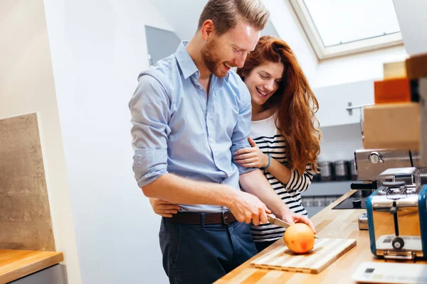 Çift birlikte mutfakta