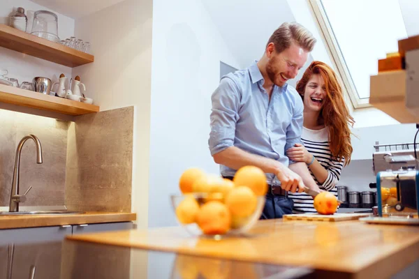 Casal na cozinha juntos — Fotografia de Stock