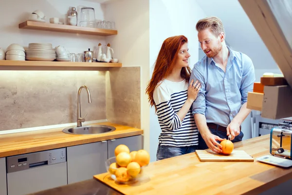 Paar gemeinsam in der Küche — Stockfoto