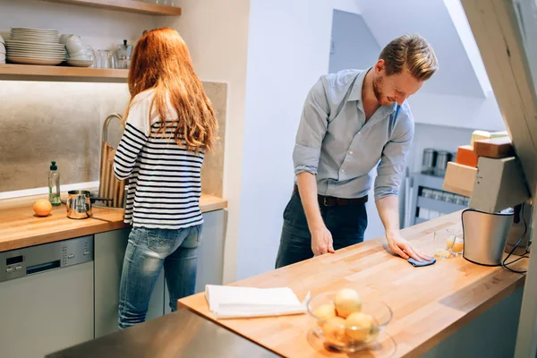 Paar in keuken samen — Stockfoto