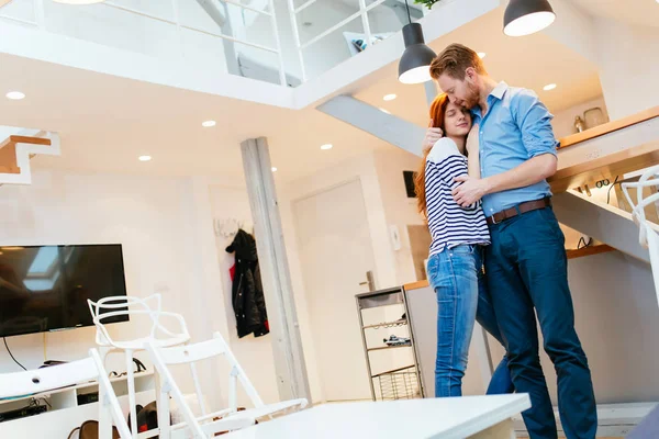 Adam kucaklama karısı evde