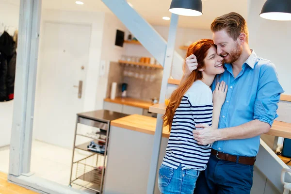 Casal feliz em nova casa — Fotografia de Stock