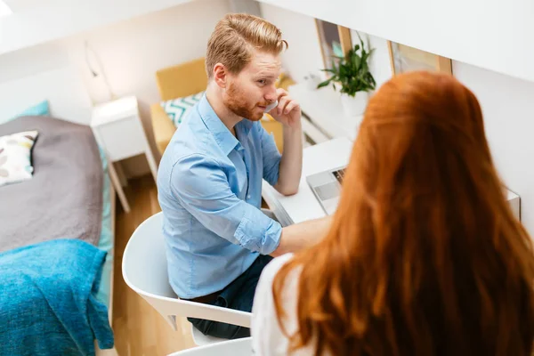 Mooie paar werken vanuit huis — Stockfoto