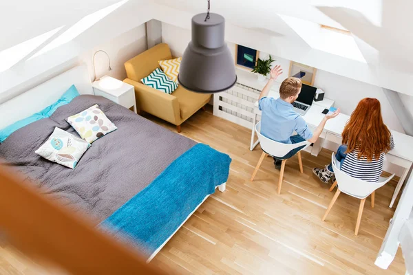 Hermosa pareja trabajando en casa — Foto de Stock