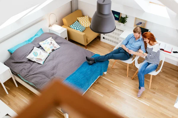 Hermosa pareja relajándose en casa — Foto de Stock