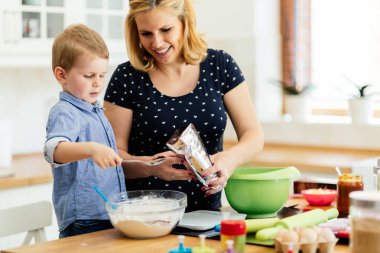 Mutlu anne ve çocuk mutfakta