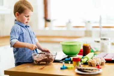 Şirin çocuk bir şef olmak öğrenme