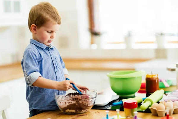 Criança bonito preparar alimentos — Fotografia de Stock