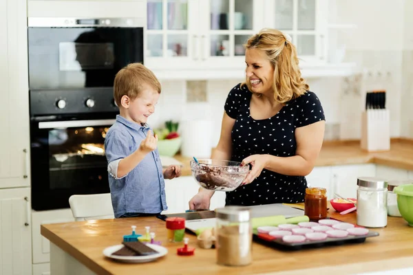 Matka a dítě připravují soubory cookie — Stock fotografie